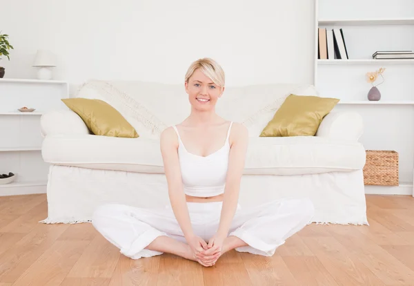 Femme aux cheveux blonds souriante pratiquant le yoga — Photo