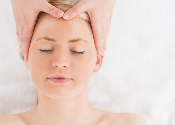 Jovem encantada recebendo uma massagem em seu rosto — Fotografia de Stock