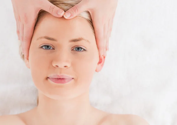 Jolie jeune femme se faisant masser le visage dans un spa — Photo