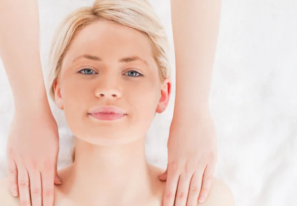 Attraente donna dai capelli biondi con un massaggio — Foto Stock