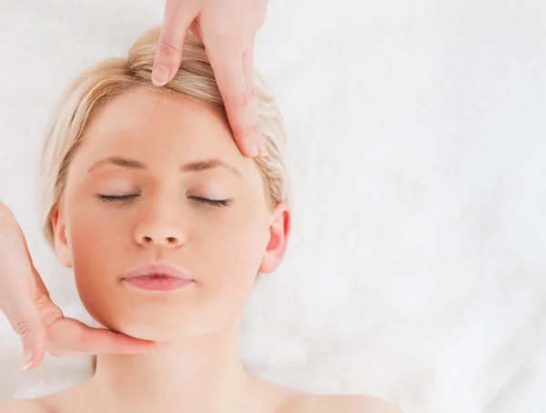 Mulher loira bonita recebendo uma massagem em seu rosto — Fotografia de Stock