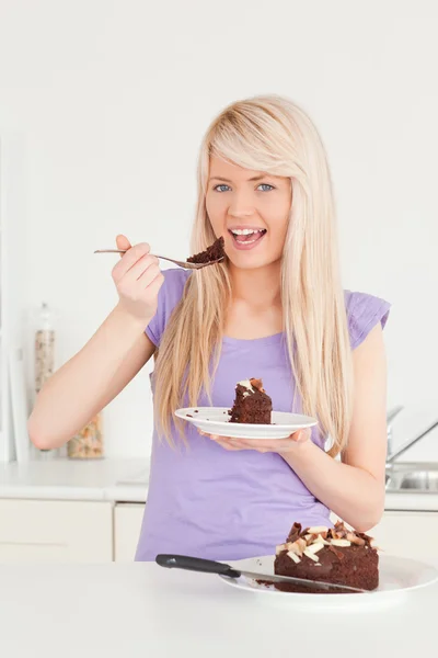 Belle femme caucasienne manger gâteau — Photo