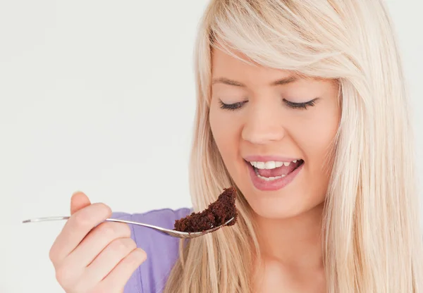 Portrait of a gorgeous blonde woman eating cake — Stock Photo, Image