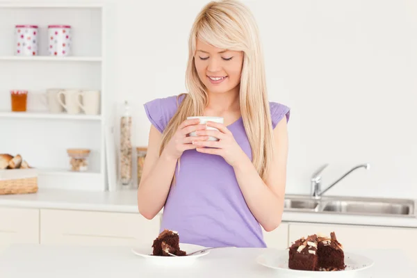 Mulher loira atraente comer bolo e beber café — Fotografia de Stock