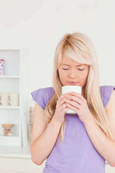 Attractive blonde woman drinking hot drink — Stock Photo, Image