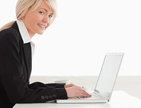 Επαγγελματική γυναίκα θέτουν ενώ χαλαρώνετε σε ένα φορητό υπολογιστή — Φωτογραφία Αρχείου