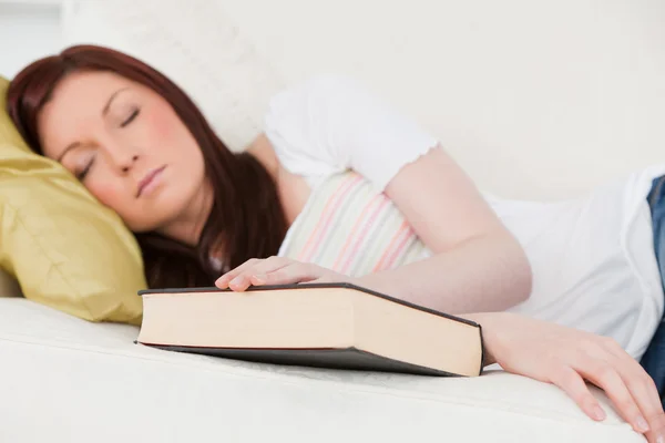 Хорошая рыжеволосая девушка, отдыхающая во время учебы — стоковое фото