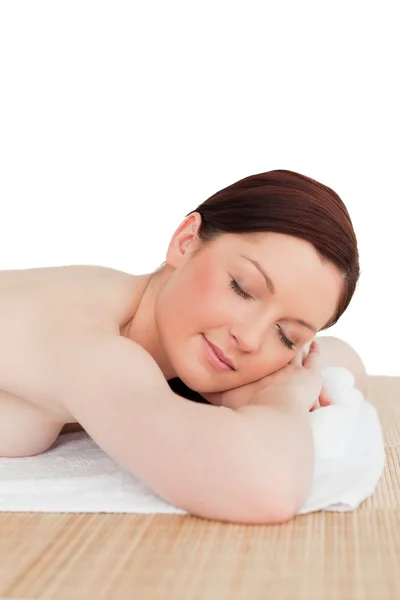 Mujer pelirroja de buen aspecto relajándose en un centro de spa —  Fotos de Stock