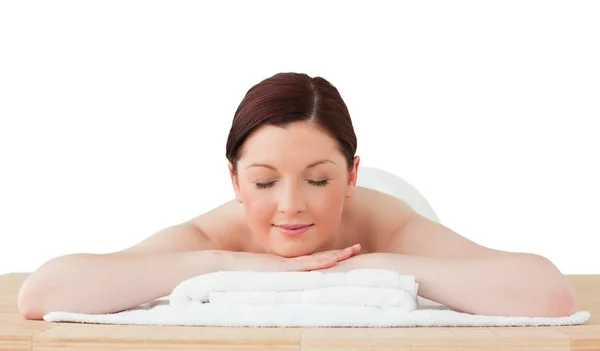 Belle femme aux cheveux roux se relaxant dans un centre de spa — Photo
