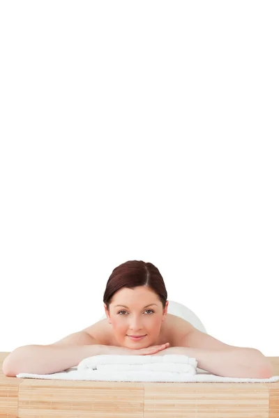 Charmante femme aux cheveux roux se relaxant dans un centre spa — Photo