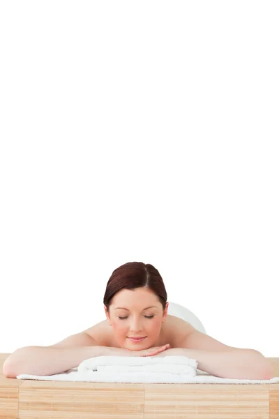 Mujer pelirroja bastante relajante en un centro de spa — Foto de Stock