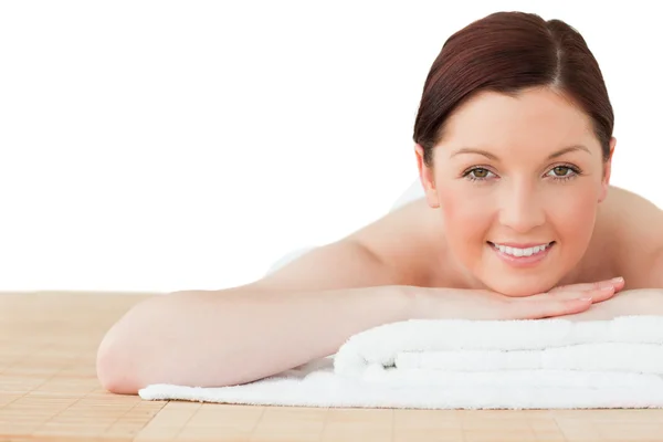 Joven mujer pelirroja bonita posando mientras se relaja en un centro de spa —  Fotos de Stock