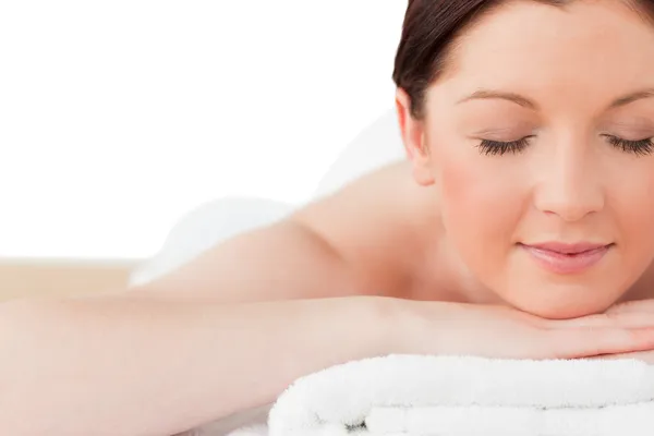 Hermosa mujer pelirroja posando mientras se relaja en un centro de spa — Foto de Stock