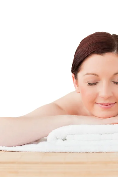 Mujer pelirroja encantadora posando mientras se relaja en un centro de spa —  Fotos de Stock