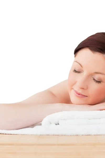 Mulher de cabelos vermelhos bonito posando enquanto relaxa em um centro de spa — Fotografia de Stock