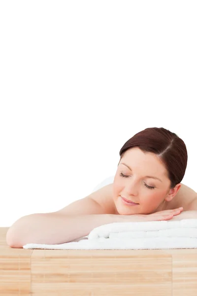 Linda mulher ruiva posando enquanto relaxa em um centro de spa — Fotografia de Stock