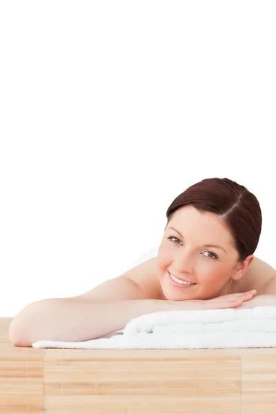 Femme aux cheveux roux souriante posant tout en se relaxant dans un centre spa — Photo