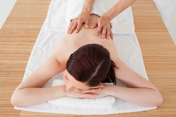 Gros plan d'une jeune belle femme rousse recevant un massag — Photo