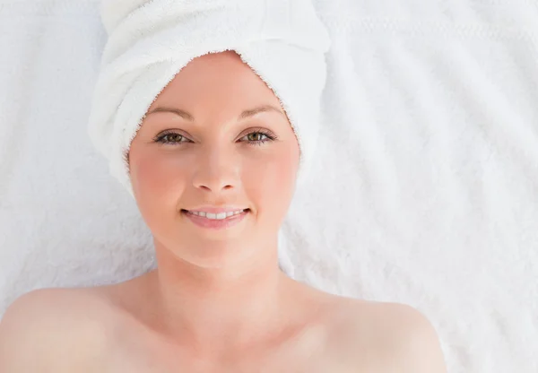 Close-up de uma mulher muito serena posando enquanto relaxa em um spa — Fotografia de Stock