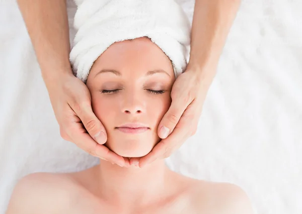 Närbild av en ung söt rödhårig kvinna ha fått en massage jag — Stockfoto