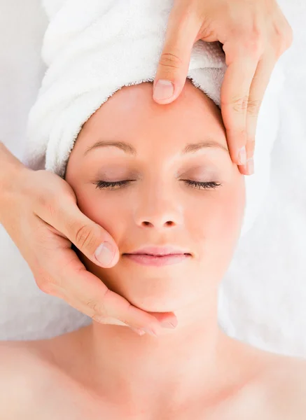 Close-up van een mooie roodharige vrouw ontvangen van een massage in een — Stockfoto