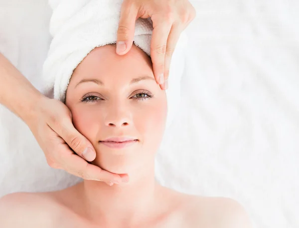 Primer plano de una hermosa mujer pelirroja recibiendo un masaje en un —  Fotos de Stock