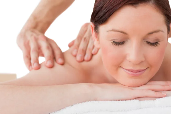 Retrato de una mujer serena posando mientras recibe un masaje —  Fotos de Stock