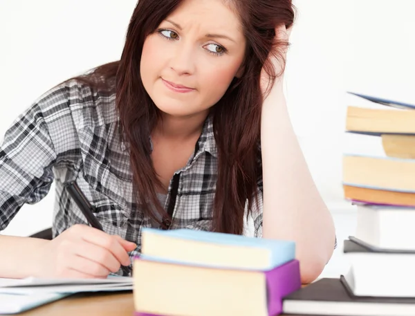 Attraente ragazza dai capelli rossi che studia per un esame — Foto Stock