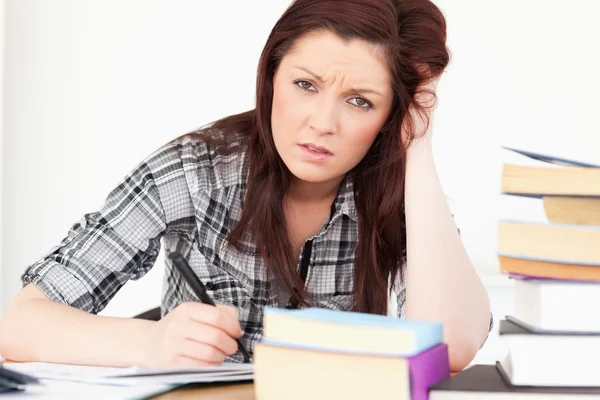 Atraente menina ruiva sendo chateado enquanto estuda para um exa — Fotografia de Stock