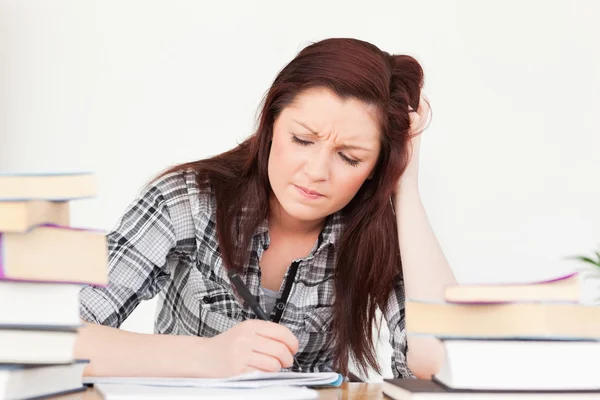 Bella ragazza dai capelli rossi essere sconvolto mentre si studia per un esame — Foto Stock