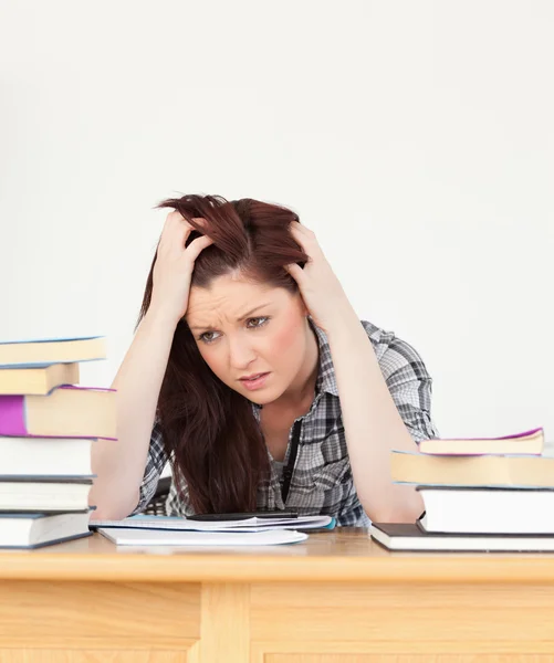 Bom olhar vermelho de cabelos femininos sendo deprimido enquanto estuda fo — Fotografia de Stock