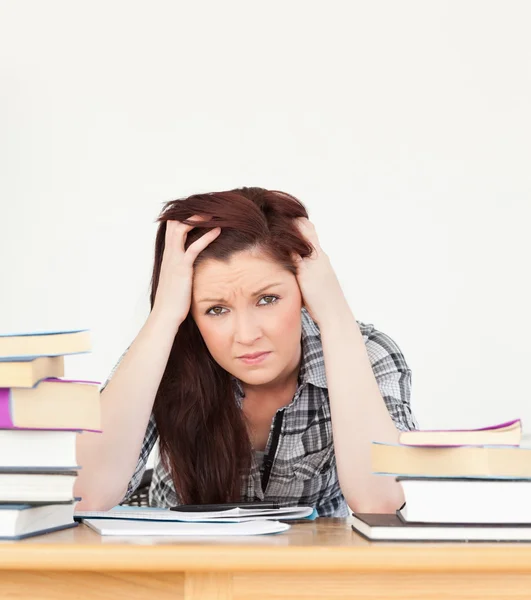 Bella donna dai capelli rossi essere depresso mentre si studia per un — Foto Stock