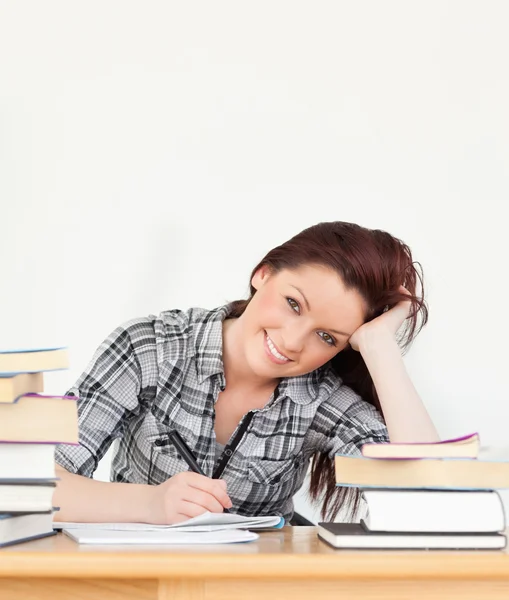 Attraktiva glada rödhårig flicka studerar för en examen — Stockfoto