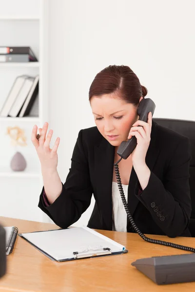 Enfurecido bela mulher ruiva em terno telefonando — Fotografia de Stock