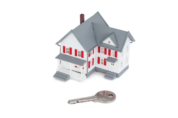 Casa em miniatura com chave — Fotografia de Stock