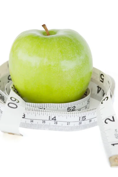 Primo piano di una mela verde cerchiata con un metro a nastro — Foto Stock