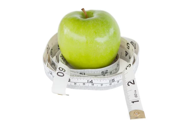 Zelené jablko v kroužku s páskou opatření — Stock fotografie
