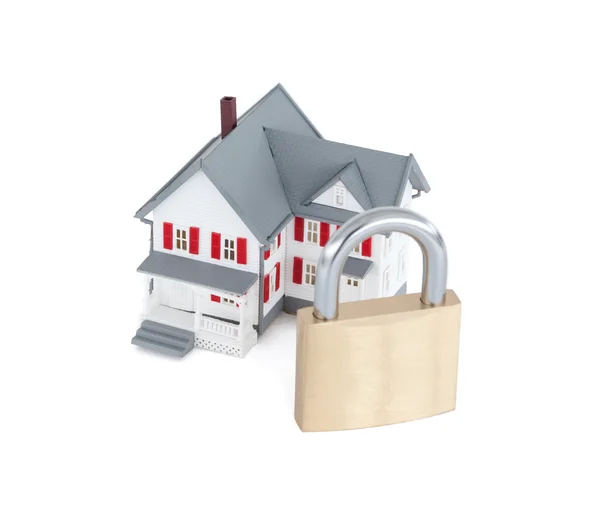 Imagens de conceito de uma casa cinza em miniatura com um cadeado — Fotografia de Stock
