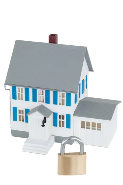 Beveiligde grijs huis tegen een witte achtergrond — Stockfoto