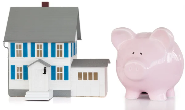 Huis en piggy bank — Stockfoto