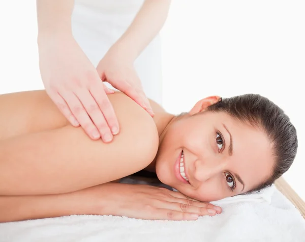 Morena tendo massagem no ombro — Fotografia de Stock