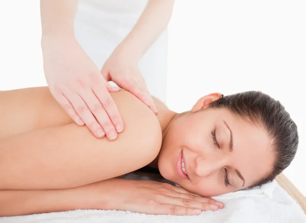 Jovem mulher fazendo uma massagem — Fotografia de Stock