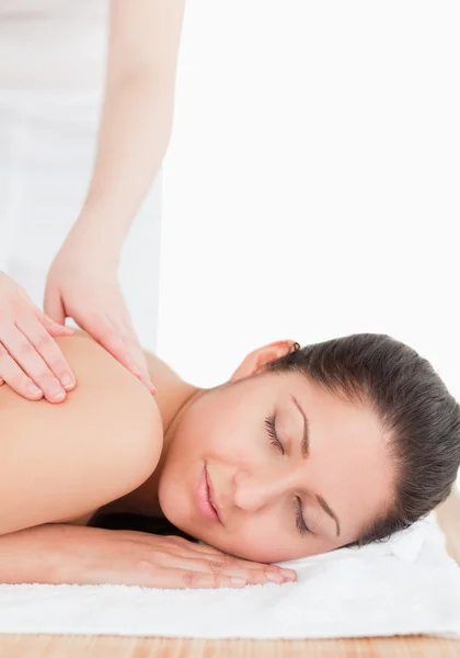 Ung kvinna en massage slutna ögon — Stockfoto