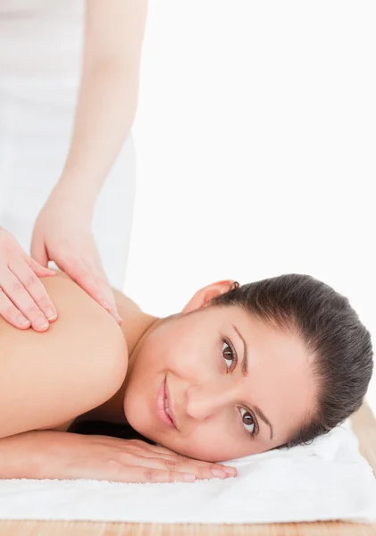 Mulher de cabelos escuros tendo uma massagem no ombro — Fotografia de Stock