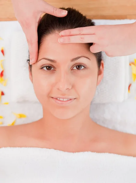 Jonge vrouw met een voorhoofd massage — Stockfoto