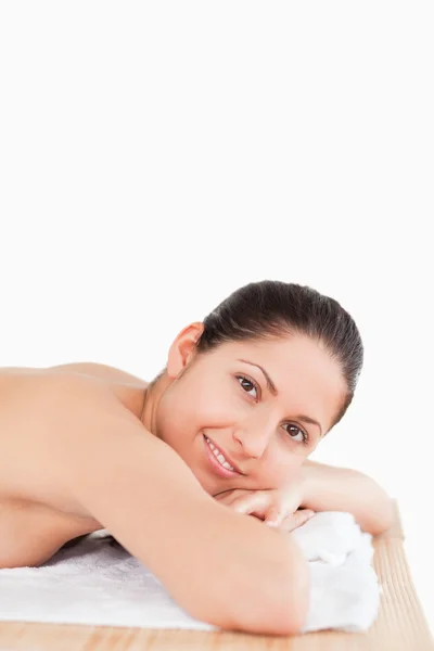 Söt kvinna liggande på en massagebänk — Stockfoto
