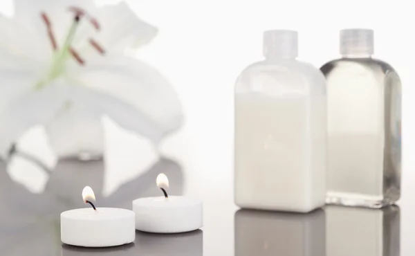 Bílá orchidej skleněné baňky a zapálené svíčky bílé — Stock fotografie