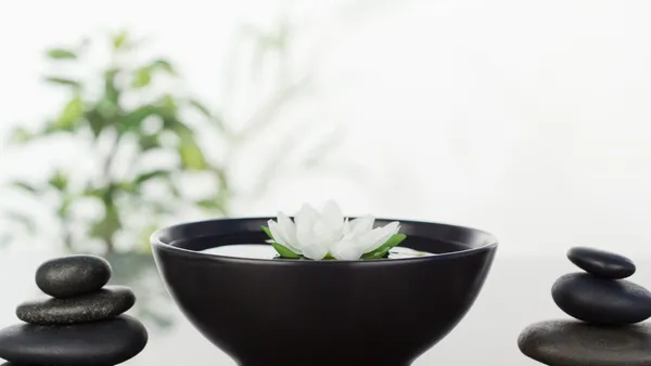 White flower floating in bowl — Stock Photo, Image