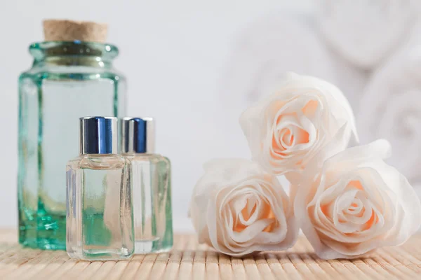 Rózsa és a lombik üveg — Stock Fotó