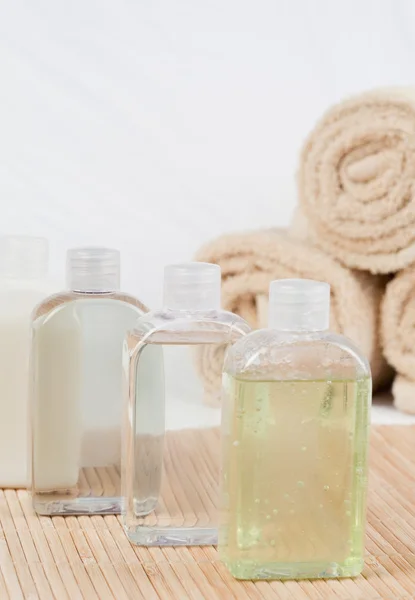 Close up of massage oils and towels — Stock Photo, Image